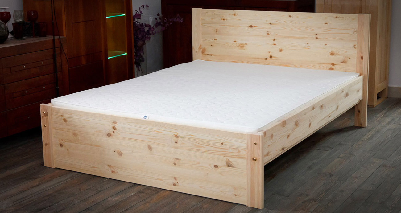 Łóżko z  drewna sęcznego